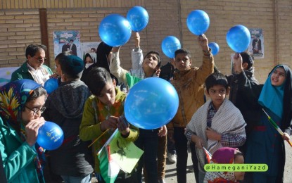 حضور هیئت ورزشهای همگانی یزد در راهپیمایی ۲۲ بهمن و توزیع بادکنک برای کودکان